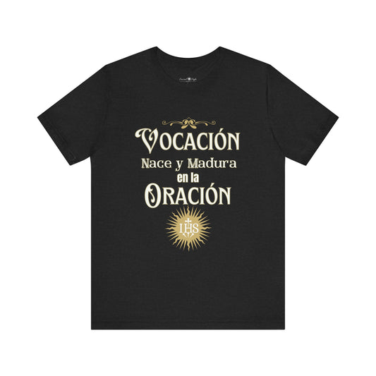 Vocación T-Shirt – "Vocación nace y madura en la oración"